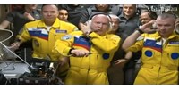  Az ukrán zászló színeit idéző ruhában érkeztek meg a Nemzetközi Űrállomásra az orosz űrhajósok  
