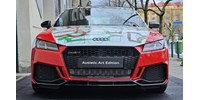 Megnéztük a különleges utolsó győri Audi TT RS Roadstert, mellyel autistákat támogatnak