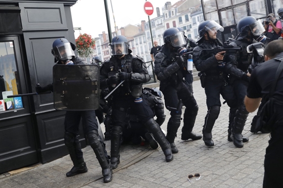 A francia rohamrendőrök szétverték az antikapitalista tüntetőket a G7 csúcs előtt « Mérce