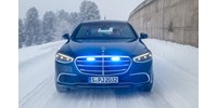  Kék villogó, páncél, V12: kipróbáltuk a 4,2 tonnás kancellári über Mercedes S-osztályt  