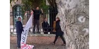 Az egyetem függetlenségéért demonstráltak a BME oktatói, kirángatták a kezükből a molinókat