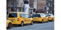 Feltépte egy másik autó ajtaját, majd köpködni kezdett egy taxis az Árpád hídon