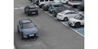 Táncos lábú, önjáró robotok parkolják le az autókat ebben a látványos videóban
