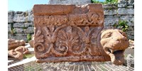  Különleges felfedezést tettek egy itáliai romvárosban a régészek, az egyik leleten egy delfinen utazó isten látható  