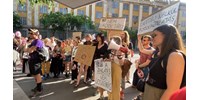  „A zaklatás nem újságírás!” – A Metropol „rövidszoknyás fotópályázata” ellen tüntettek  
