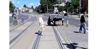  Guruló zongora hajtott át egy villamos előtt Budapesten – videó  