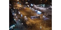 16 éves sofőrt üldöztek Budapesten, a száguldó nekiment két rendőrautónak, egy rendőrt elsodort  