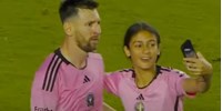  Levideózta a kislány, ahogyan berohan a pályára Messihez és kér egy szelfit tőle – videó  