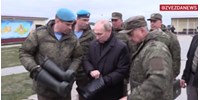  Putyin szemügyre vett egy csizmát, majd lőtt  