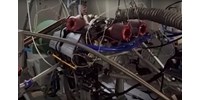 Az olaszok nem viccelnek: brutál erős 4 turbós V12 készül – videó