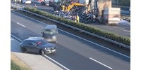 Előbb csak fantomdugót, majd karambolt okoztak az autósok, akik egy balesetnél bámészkodtak – videó