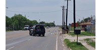  Heten meghaltak, amikor buszmegállóba hajtott egy autó Texasban  