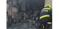 A garázzsal együtt égett ki egy villanyautó Szekszárdon