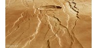  Lenyűgöző képeket készített a műhold a Mars „összekarmolt” felszínéről  