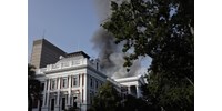  Egy 49 éves férfit vádolnak a hatóságok a dél-afrikai parlament felgyújtásával  