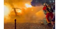  A PSG győzelmét ünneplők közé hajtott egy autó Párizsban, mire felgyújtották  