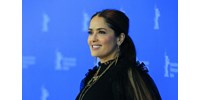  Bikiniben pózol az 59 éves Salma Hayek egy magazin címlapján  