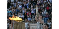  Ünnepélyes keretek között vették át az olimpiai lángot Athénban a franciák  
