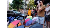 Esernyőkkel tüntettek Palkovics László ellen Szegeden  