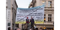  Orbán plakátra került Prágában az Ukrajna melletti szimpátia tüntetésen  