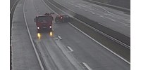 Talán elaludt a sofőr, aki az üres M7-esnen hajtott neki egy teherautónak – videó