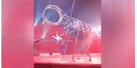  Videón, ahogy métereket zuhan a Richter Cirkusz artistája egy elrontott mutatvány után  