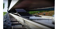  Zseni az ötlet: 5317 km hosszan telepítenének napelemeket a sínek közé  