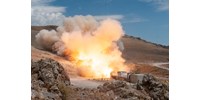  Füst és hatalmas tűzcsóva a hegyekben: a NASA begyújtotta az óriási rakéta hajtóművét  