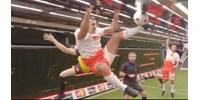  Zéró gravitációban, egy repülőgép belsejében focizott Luis Figo – videó  