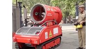 Egy perc alatt 2400 liter vizet fröcskölnek szét, Indiában ilyen robotokra bízzák a tűzoltást – videó