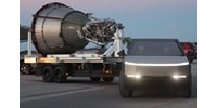 Egy űrrakéta hajtóművét vontatva videózták le a Tesla Cybertruckot