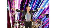 Videón, ahogy Chris Martin belezuhan egy lyukba a Coldplay koncertjén
