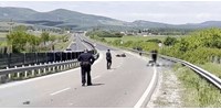  Szalagkorlátnak csapódott és meghalt egy motoros a 21-es főúton  