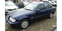 Közel 30 éves, mégis vadonatúj Mercedes C-osztály vár új gazdára