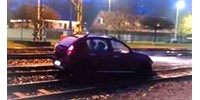 Végighajtott a siófoki vasútállomás peronján egy autós, felhajtott a sínekre és ott elakadt