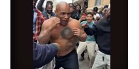 Félmeztelenül „boxolt” egy New York-i utcán Mike Tyson