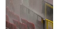  Vízözönszerű eső kapta el az Old Traffordot, még a vendégöltözőt is elárasztotta  