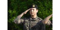  Leszereltek a legnépszerűbb K-pop-együttes tagjai, rögtön meg is próbáltak betörni egyikükhöz  