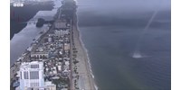  Videó: Víztölcsér csapott le egy emberekkel teli strandra Miamiban  