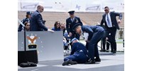  Biden összecsuklott az amerikai légierő diplomaosztóján - videó  