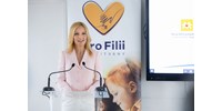  Hat és félmillió forint értékű oufitben jótékonykodott Várkonyi Andrea a Heim Pál gyermekkórházban  
