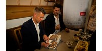  „Menczer Tamásnak csak annyit üzennék: boldog karácsonyt!” – videón Magyar Péter dedikálása  