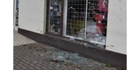  Betört egy kirakatot, majd egy mikulásruhát és gyerekholmikat is ellopott egy kenderesi férfi  