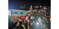  Közel 300 halottja van már az indiai vonatbalesetnek  
