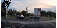Egy Audi sofőrje megmutatta: vasúti átjáróban is lehet előzni – videó  