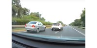 Zokon vette, hogy rávillogtak, büntetőfékezett, aztán a leállósávon előzött – videó