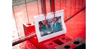  Vörös festékkel öntötte le a Momentum a kordonokat a Karmelitánál  