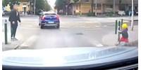 Centiken múlt, hogy nem ütötték el rollerező kisgyereket – videó