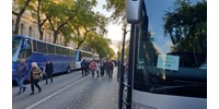  Járó motorral várták a buszok a Békemenet résztvevőit  