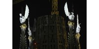 Kivilágították a Sagrada Familia új tornyait